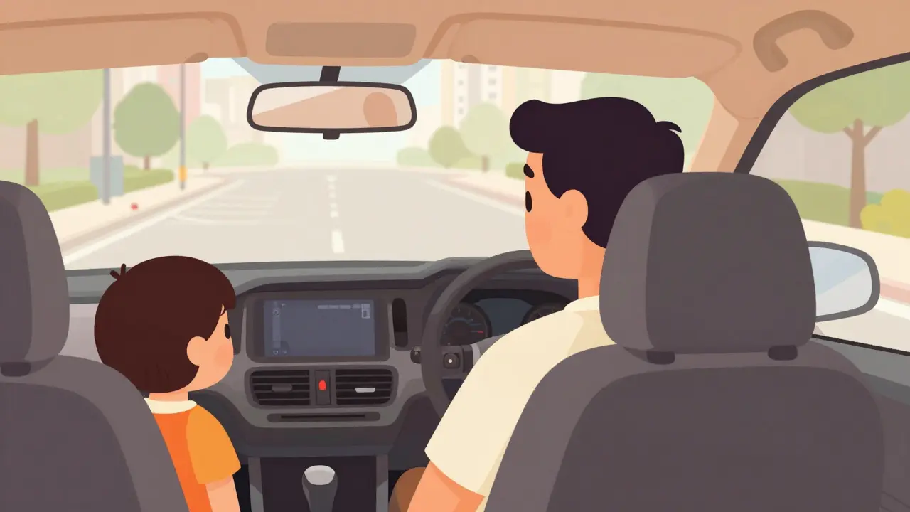 Водитель смотрит назад при движении задним ходом, не замечая ребенка, находящегося вне камеры.